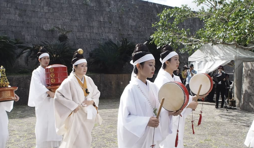 百人御物参で白い衣装をまとい拝礼する参加者たち